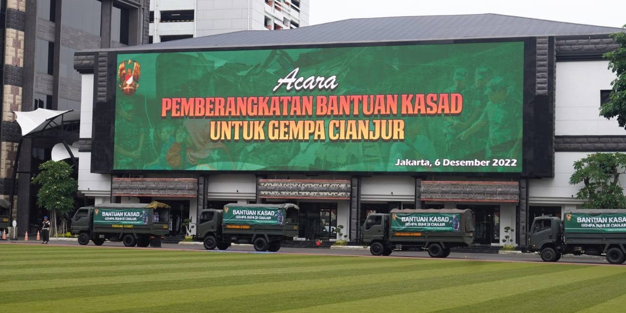 Kasad Berangkatkan 10 Truk Bansos Lanjutan TNI AD ke Cianjur