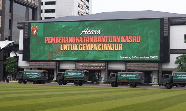 Kasad Berangkatkan 10 Truk Bansos Lanjutan TNI AD ke Cianjur