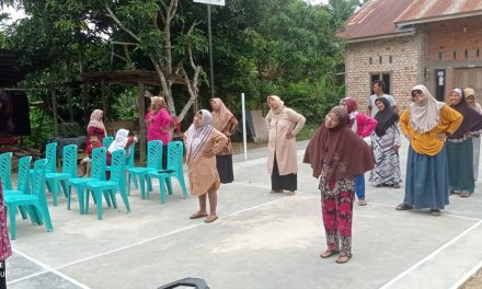 Warga Dusun Kota Graha Desa Mendalo Darat Mengikuti Posyandu Usila