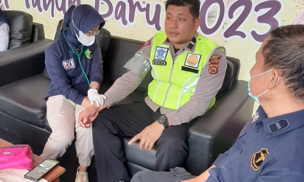 Biddokkes Polda Jambi Melakukan Pemeriksaan Kesehatan Petugas Pospam dan Posyan Dalam Rangka Pengamanan Nataru