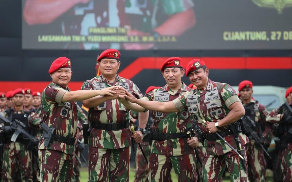 Kasad Sematkan Brevet, Baret dan Sangkur Komando Kopassus Kepada Panglima TNI dan Kapolri