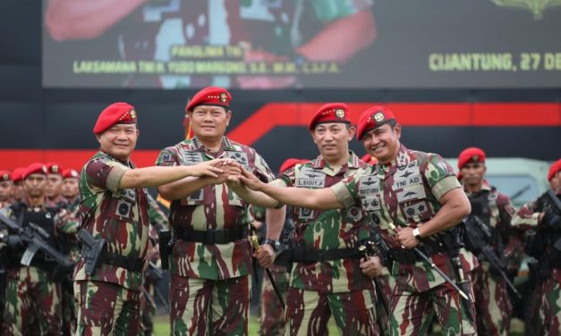 Kasad Sematkan Brevet, Baret dan Sangkur Komando Kopassus Kepada Panglima TNI dan Kapolri