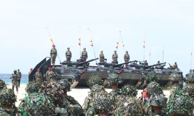 Jadi Warga Kehormatan Korps Marinir TNI AL, Kasad Terima Brevet Taifib dan Anti Teror Aspek Laut
