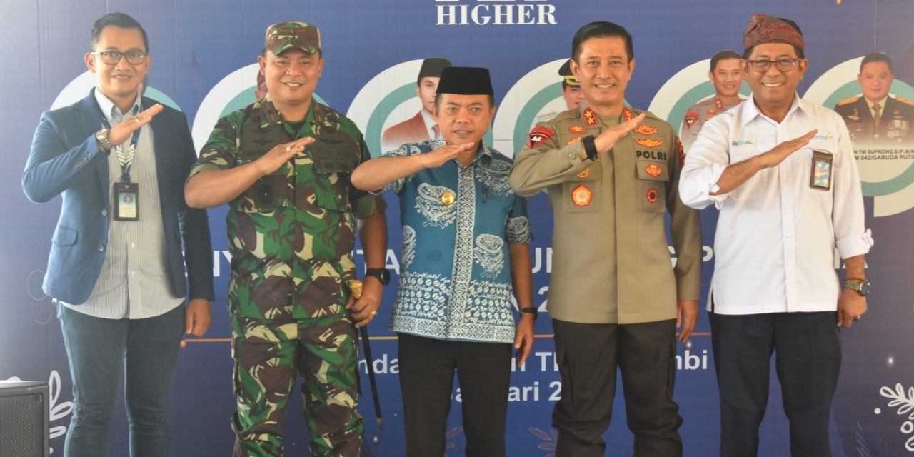 Danrem 042/Gapu Bersama Gubernur dan Kapolda Sambut Penumpang Pesawat Pertama Tiba di Jambi Pada Awal Tahun 2023