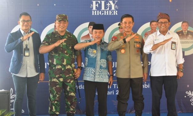 Danrem 042/Gapu Bersama Gubernur dan Kapolda Sambut Penumpang Pesawat Pertama Tiba di Jambi Pada Awal Tahun 2023