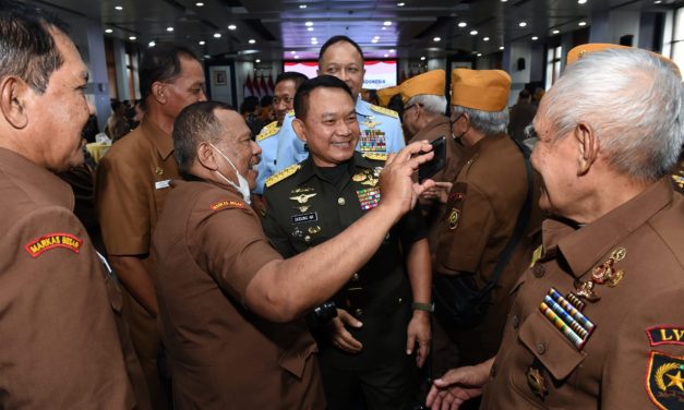 Momen Keakraban Kasad dengan Veteran di Tasyakuran HUT Ke 66 LVRI