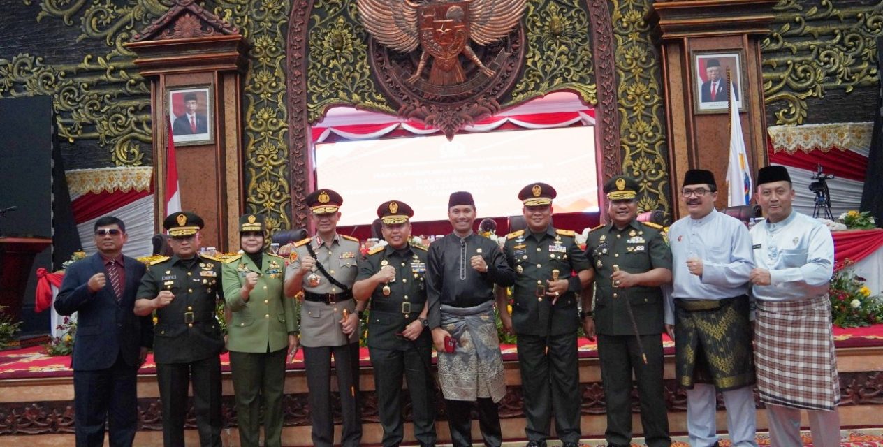 Pangdam II/Sriwijaya Didampingi Danrem 042/Gapu Menghadiri Rapurna DPRD Hari Jadi ke 66 Provinsi Jambi Tahun 2023
