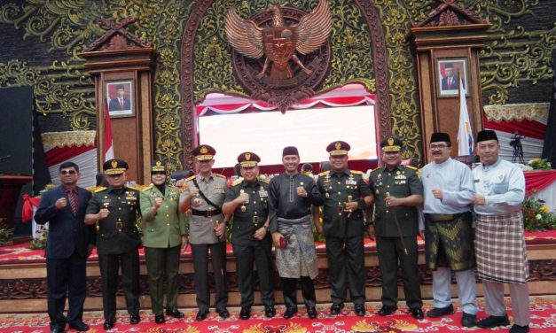 Pangdam II/Sriwijaya Didampingi Danrem 042/Gapu Menghadiri Rapurna DPRD Hari Jadi ke 66 Provinsi Jambi Tahun 2023