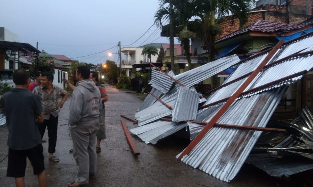 Pagi Dini Hari, Angin Puting Beliung Menerpa Desa Mendalo Darat.