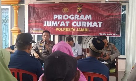 Kapolsek Kota Baru Sambangi Warga Kelurahan Suka Karya, Dengarkan Curhatan dan Apresiasi dari Warga Terkait Kegiatan Jum’at Curhat