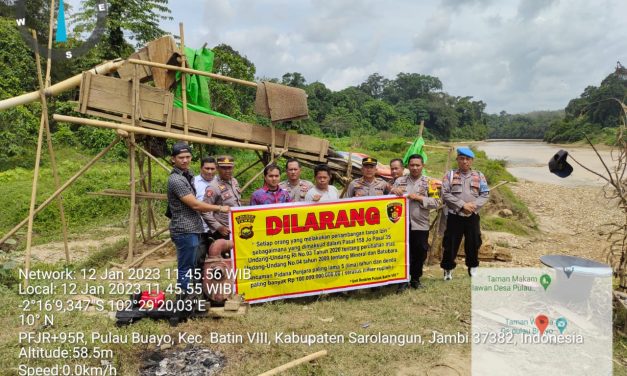 Tolak PETI, Personil Polsek Bathin VIII bersama Perangkat Desa Pulau Buayo musnahkan alat Peti
