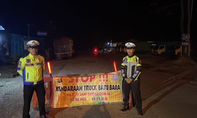 Arus Lalulintas Macet Parah, Kapolres Sarolangun  perintahkan Stop sementara Kendaraan Bermuatan