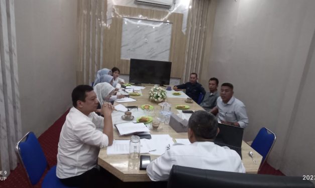 Rapat Koordinasi Antara Dinas Lingkungan Hidup Kabupaten Muaro Jambi, Dinas PUPR Muaro Jambi Dan KSM 3R Mendalo Sejahtera Desa Mendalo Darat mengenai Tumpukan sampah.