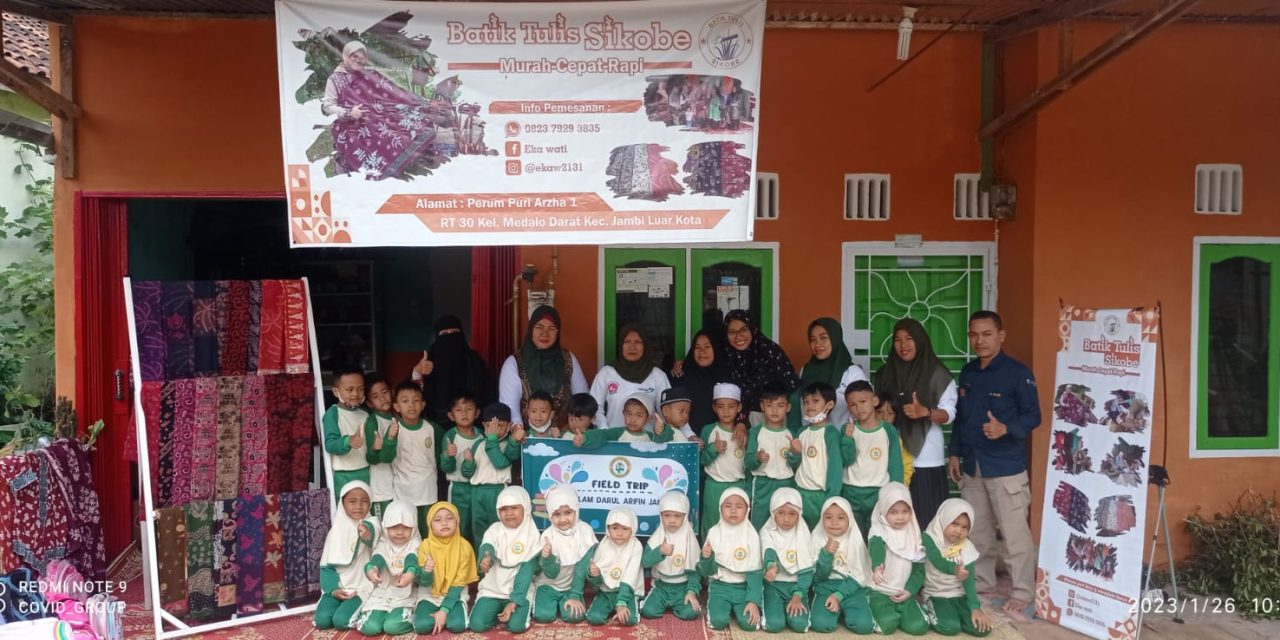 Kunjungan TK Islam Darul Arifin Kota Jambi ke Sanggar Batik “Sikobe” di Desa Mendalo Darat