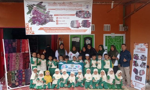Kunjungan TK Islam Darul Arifin Kota Jambi ke Sanggar Batik “Sikobe” di Desa Mendalo Darat