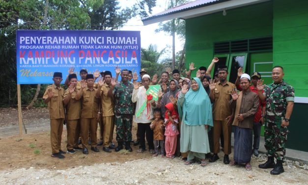 Pejabat Kodim 0420/Sarko Serahkan Kunci Rumah Kepada Ibu Supariyah Sarolangun, Senin 30 Januari 2023