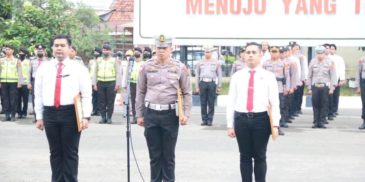Kapolda Jambi Beri Penghargaan Kepada Personel Yang Berprestasi