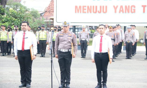 Kapolda Jambi Beri Penghargaan Kepada Personel Yang Berprestasi