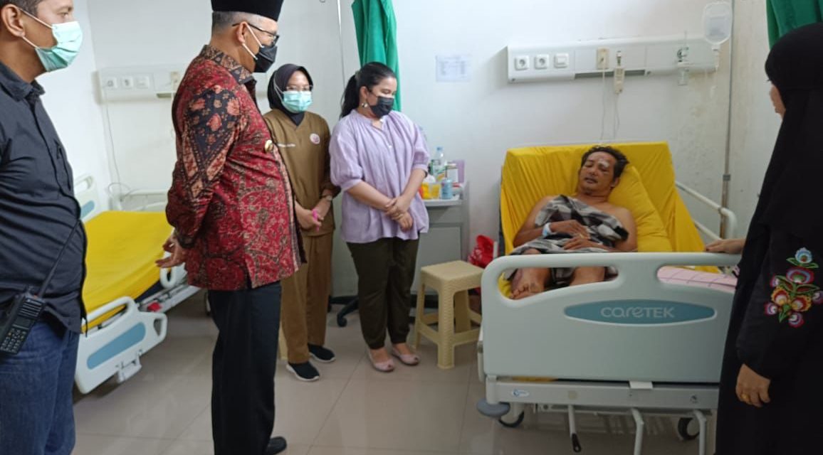 Walikota jambi Syarif Fasya mengunjungi anggota tim srigala kota polresta jambi Dirumah sakit Bhayangkara polda jambi.