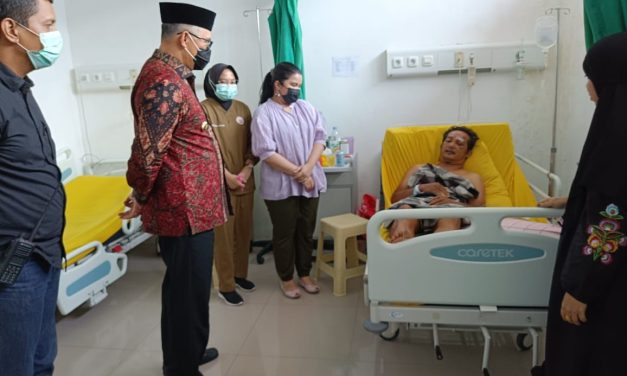 Walikota jambi Syarif Fasya mengunjungi anggota tim srigala kota polresta jambi Dirumah sakit Bhayangkara polda jambi.