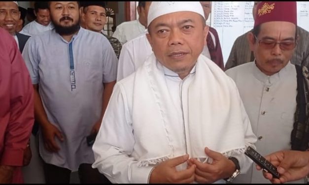 Gubernur Jambi Al-Haris Melakukan peletakan Batu Pertama Renovasi  Masjid Jami’ At-Taqwa Di Desa Mendalo Indah.