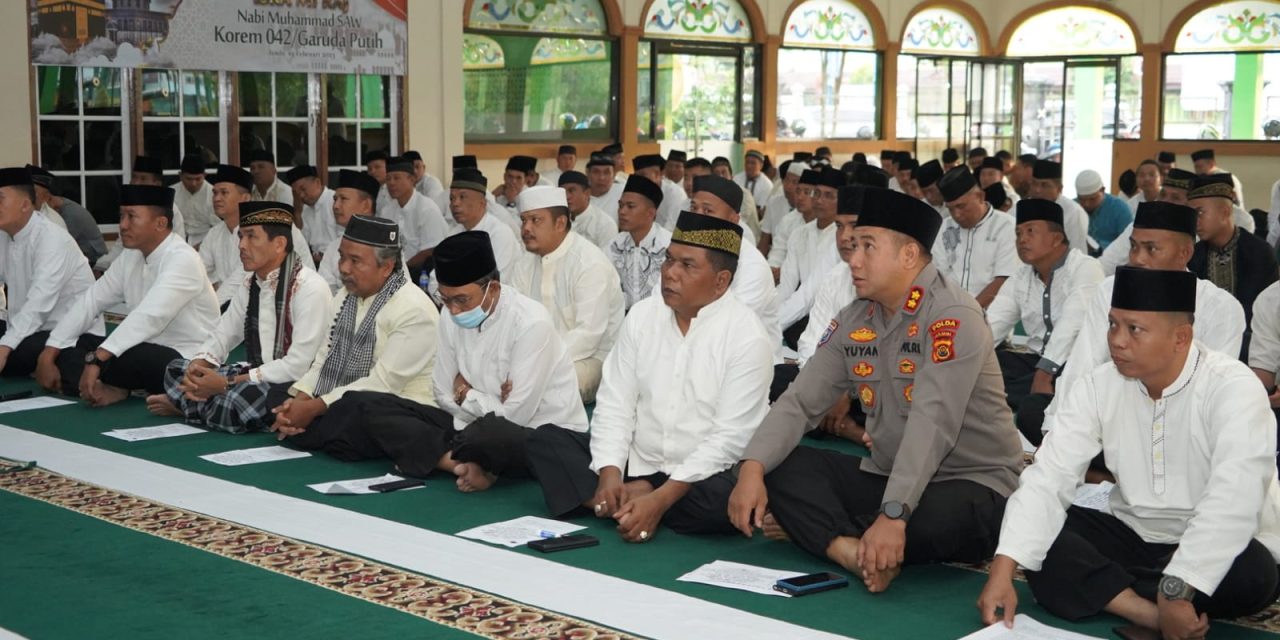 Prajurit dan PNS Korem 042/Gapu Ikuti Istighosah Kubro Secara Virtual