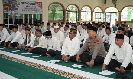 Prajurit dan PNS Korem 042/Gapu Ikuti Istighosah Kubro Secara Virtual