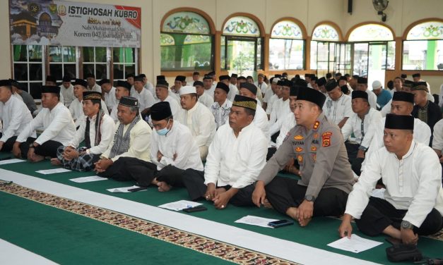 Prajurit dan PNS Korem 042/Gapu Ikuti Istighosah Kubro Secara Virtual