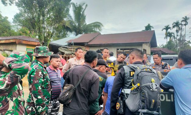 Korem 042/Gapu Kerahkan 2 SST Bantu Evakuasi Rombongan Helikopter yang Membawa Kapolda Jambi Mendarat Darurat di Hutan Desa Tamiai