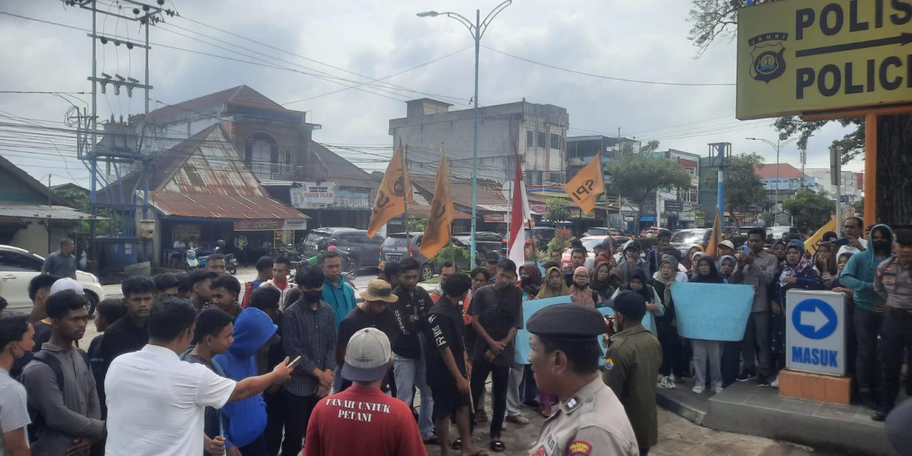 Buntut Dari 5 Petani di Desa Pematang Bedaro Ditahan, Mapolda Jambi Digeruduk Ratusan Masa SPI.
