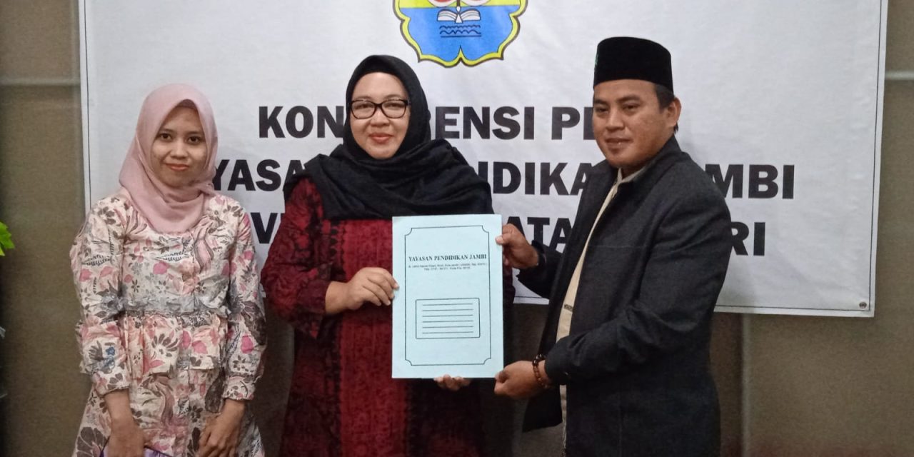 Serah terima Sk PJ Rektor unbari dari ketua umum yayasan pendidikan jambi camelia puji astuti kepada Dr.saidina Usman ElQuraisy M.phil.