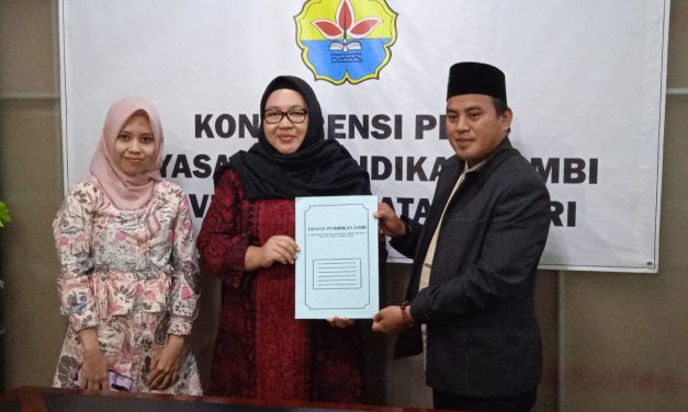 Serah terima Sk PJ Rektor unbari dari ketua umum yayasan pendidikan jambi camelia puji astuti kepada Dr.saidina Usman ElQuraisy M.phil.