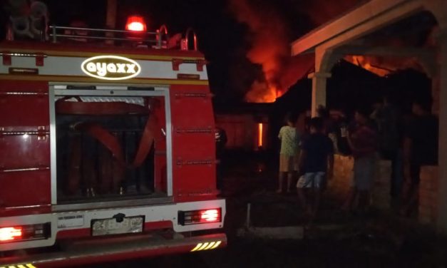 Satu Unit Rumah Tempat Penimbunan minyak Terbakar Di Desa Pematang Gajah.