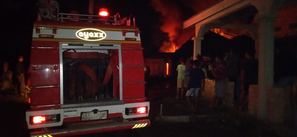 Satu Unit Rumah Tempat Penimbunan minyak Terbakar Di Desa Pematang Gajah.
