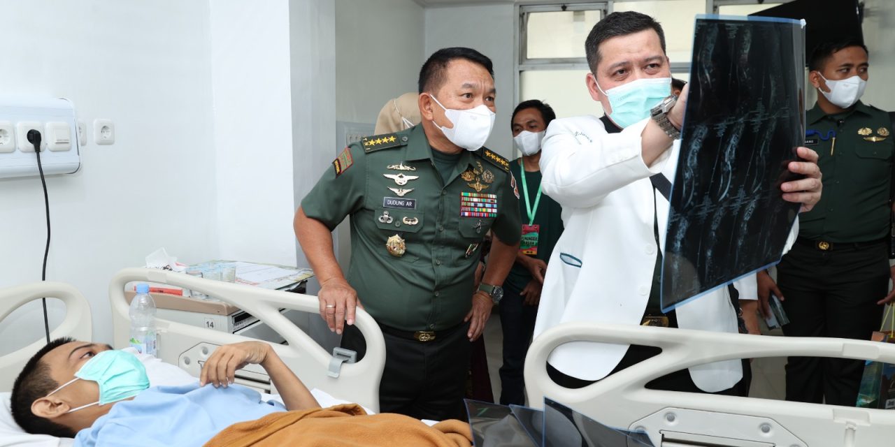 Kasad Beri Perhatian Kepada Warga Subang Penderita Kelumpuhan