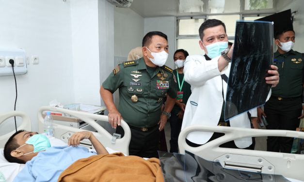 Kasad Beri Perhatian Kepada Warga Subang Penderita Kelumpuhan