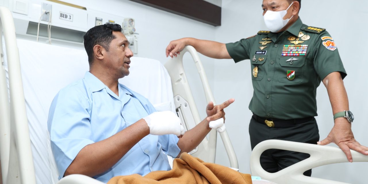 Prajurit Korban Penyerangan KKB Yahukimo Dijenguk Kasad di RSPAD