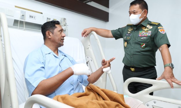 Prajurit Korban Penyerangan KKB Yahukimo Dijenguk Kasad di RSPAD