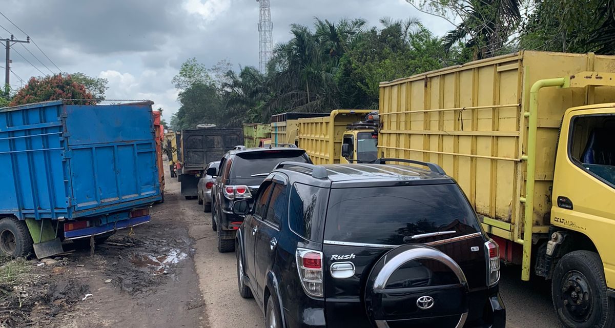 Mobil Truck Batu Bara Melnggar Aturan Oprasional Sehingga Mengakibat kan Kemacetan Parah Di Simpang Karmeo Batanghari.