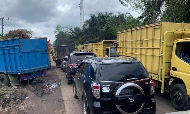 Mobil Truck Batu Bara Melnggar Aturan Oprasional Sehingga Mengakibat kan Kemacetan Parah Di Simpang Karmeo Batanghari.