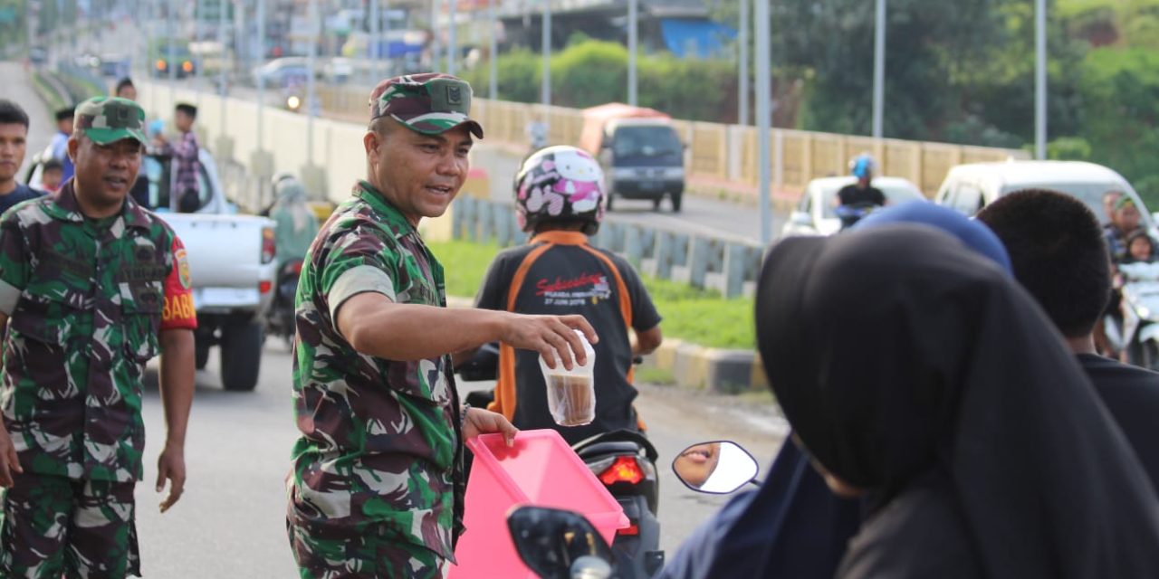 Koramil 09/Bangko Bagikan Puluhan Takjil