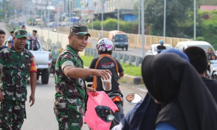 Koramil 09/Bangko Bagikan Puluhan Takjil