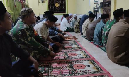 Babinsa Shalat Taraweh Berjamaah Bersama Warga Desa Pekan Gedang