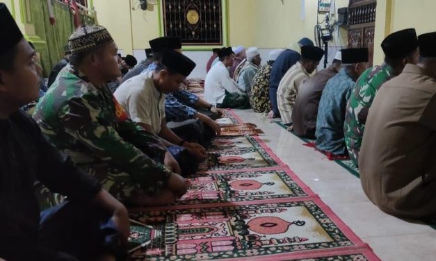 Babinsa Shalat Taraweh Berjamaah Bersama Warga Desa Pekan Gedang