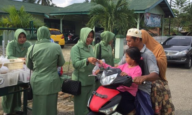 Turun Ke Jalan, Koramil 08/Tabir Bagikan Takjil Buka Puasa