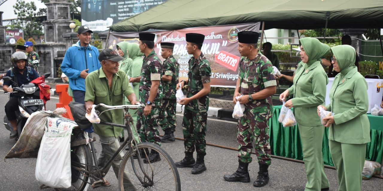 Keluarga Besar Korem 042/Gapu Berbagi Takjil Buka Puasa Untuk Masyarakat Pengguna Jalan