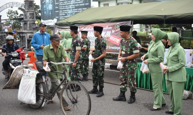 Keluarga Besar Korem 042/Gapu Berbagi Takjil Buka Puasa Untuk Masyarakat Pengguna Jalan