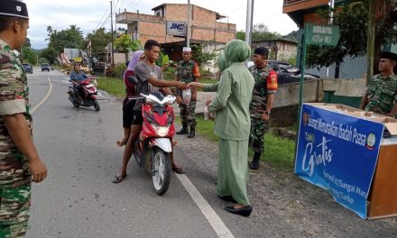 Penghujung Maret, Koramil 07/Sungai Manau Bagikan Takjil Untuk Masyarakat