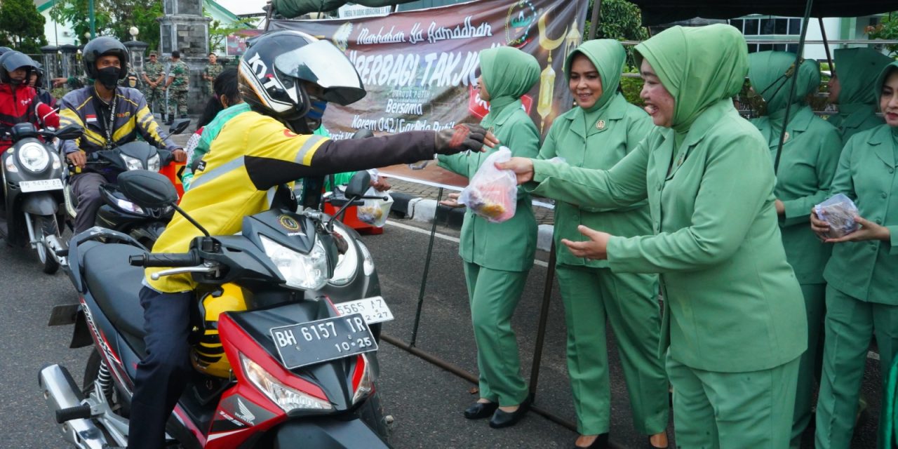 Wujud Kepedulian Persit Korem 042/Gapu Berbagi Takjil di Bulan Ramadan