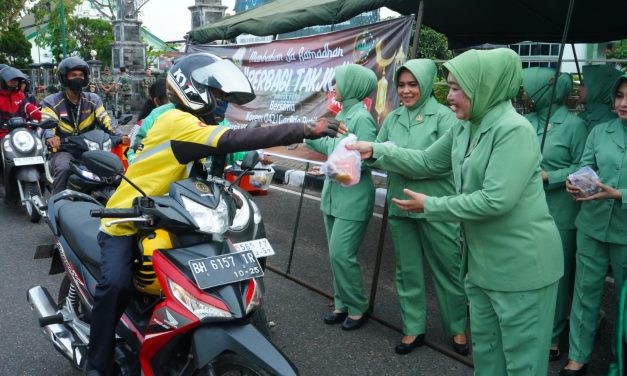 Wujud Kepedulian Persit Korem 042/Gapu Berbagi Takjil di Bulan Ramadan